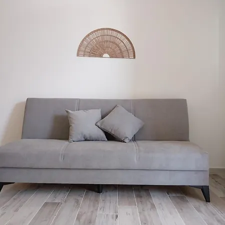 Domus Deledda 'sole' * بوسادا