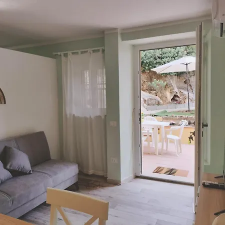 Domus Deledda 'sole' * بوسادا